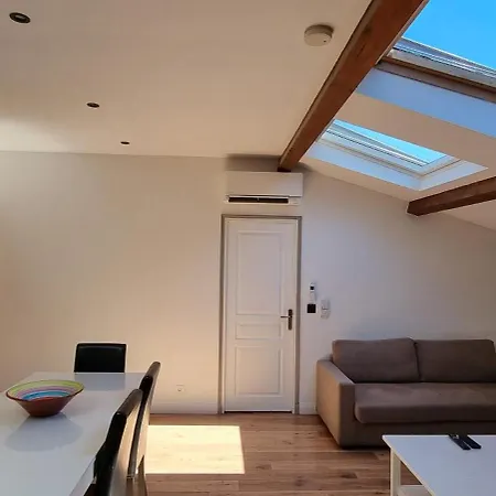 Duplex Climatise De 80m2 En Plein Coeur De La Vieille *