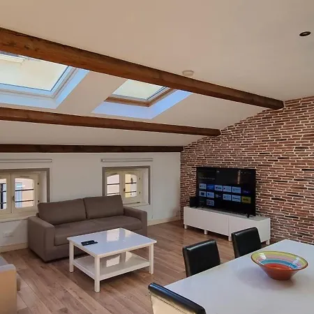 Duplex Climatise De 80m2 En Plein Coeur De La Vieille Appartement