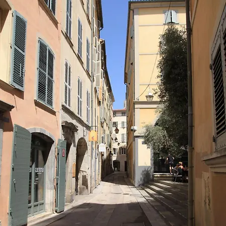 Duplex Climatise De 80m2 En Plein Coeur De La Vieille Appartement